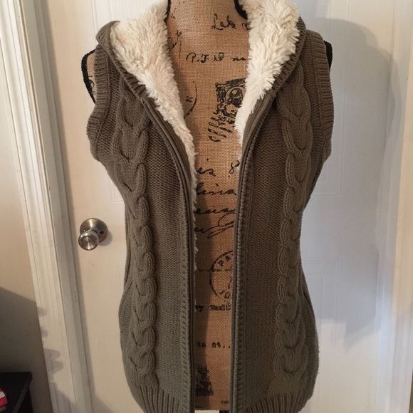 SOLD Vest w/ Hoodie, Soft Lining, Zip side Pockets - Picture 3 of 4