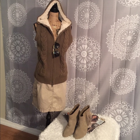 SOLD Vest w/ Hoodie, Soft Lining, Zip side Pockets - Picture 4 of 4