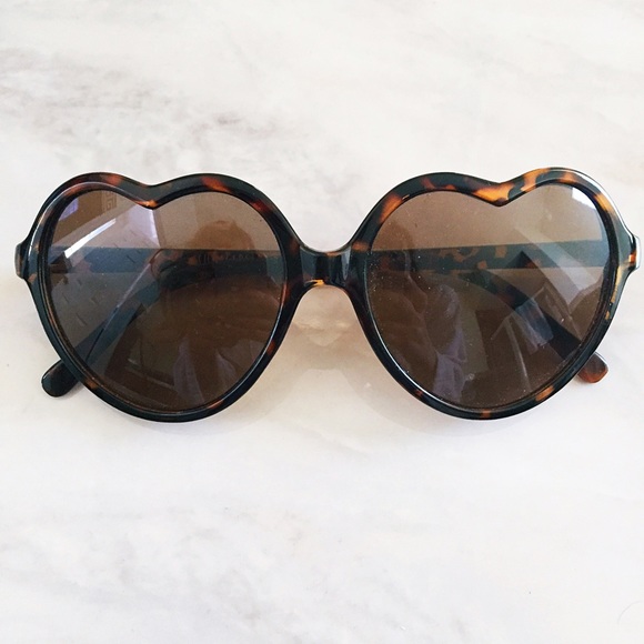 Tortoiseshell heart sunnies