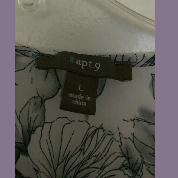 🚫 SOLD IN BUNDLE 🚫 Floral apt.9 Blouse - Picture 3 of 3