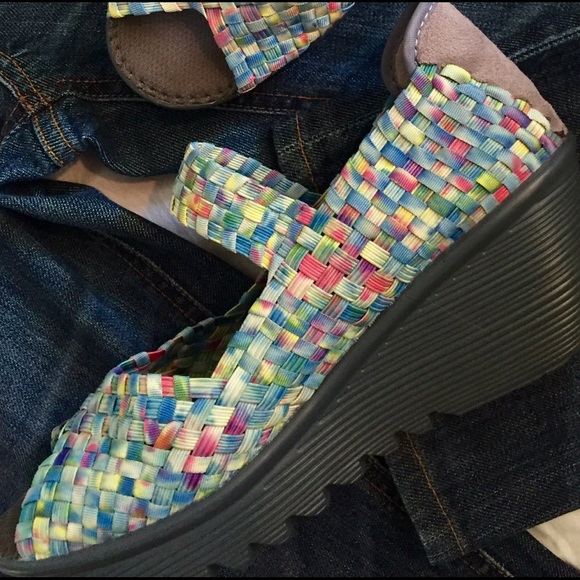 🎉Bernie Mev "Halle" wedge open toe heel shoes.🎉