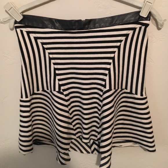 Striped black and white mini skirt. - Picture 1 of 4