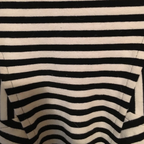 Striped black and white mini skirt. - Picture 2 of 4