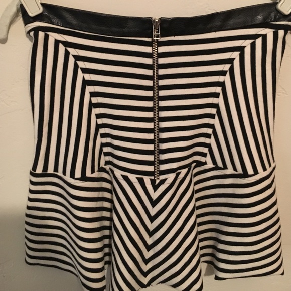 Striped black and white mini skirt. - Picture 3 of 4