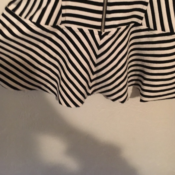 Striped black and white mini skirt. - Picture 4 of 4