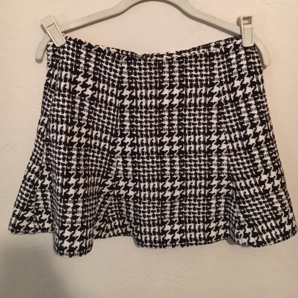 Black and white mini skirt. Brand new. - Picture 1 of 4