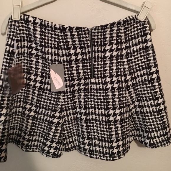 Black and white mini skirt. Brand new. - Picture 3 of 4