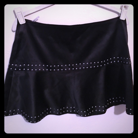 Black mini skirt. - Picture 1 of 4