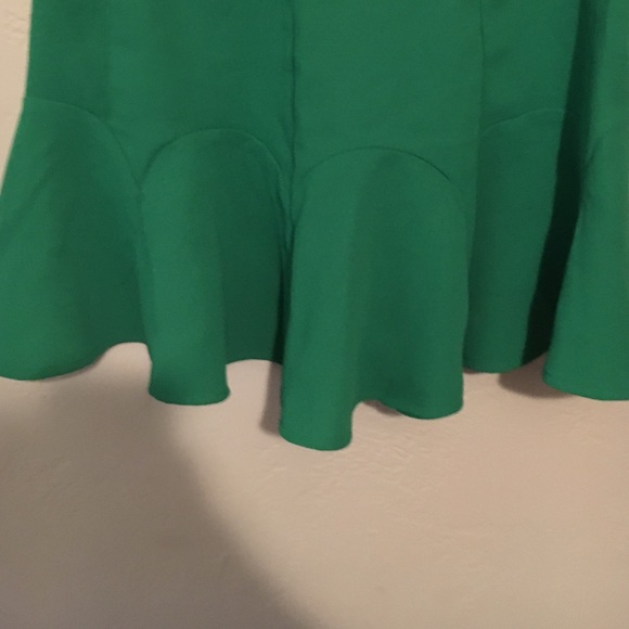 Green mini skirt. - Picture 2 of 3
