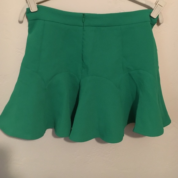 Green mini skirt. - Picture 3 of 3