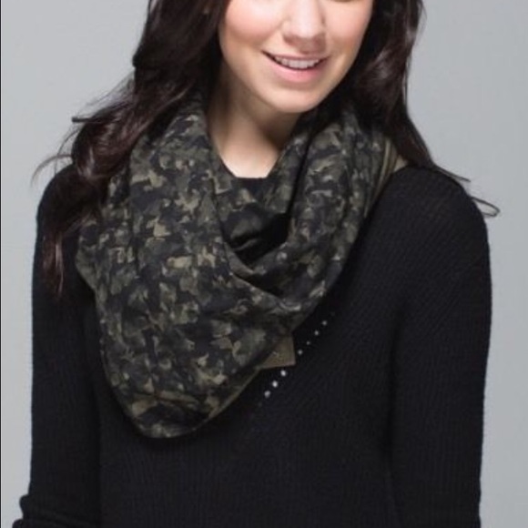 NWT Lululemon Vinyasa Scarf in dark green