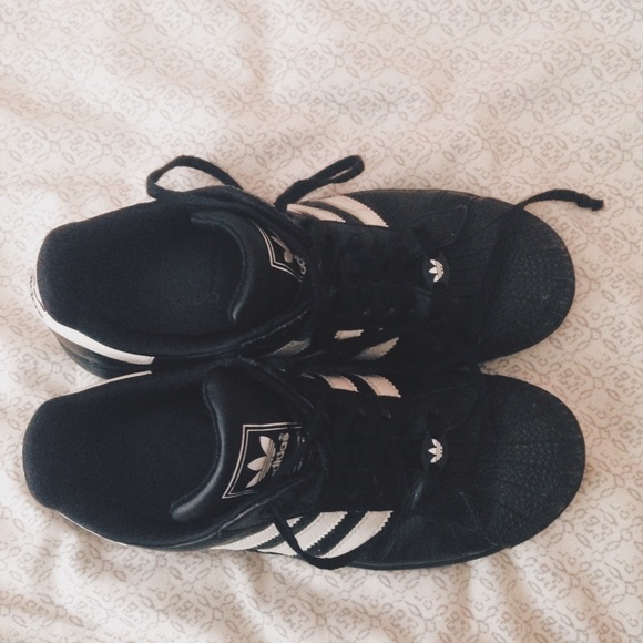 ❌❌ SOLD ❌❌ Adidas Superstars - Picture 2 of 4
