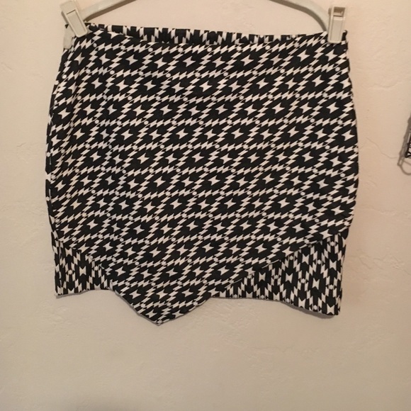 Black and white print. Mini skirt. Brand new - Picture 3 of 4