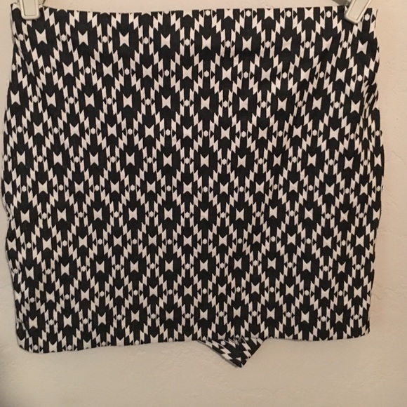 Black and white print. Mini skirt. Brand new - Picture 4 of 4