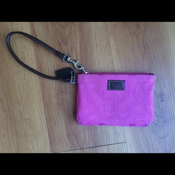 💕 OFFERS ACCEPTED 💕Authentic Coach pink wristlet