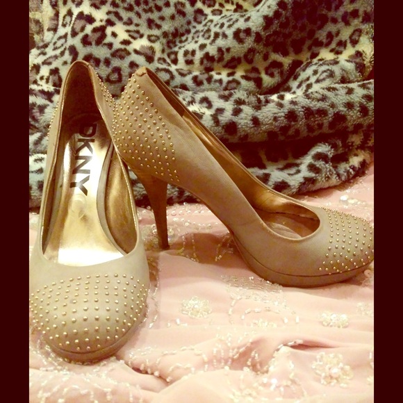 DKNY heels 6.5/37 tan w/ gold embellishments