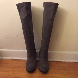 Faux-suede tall boots. With wedge heel.