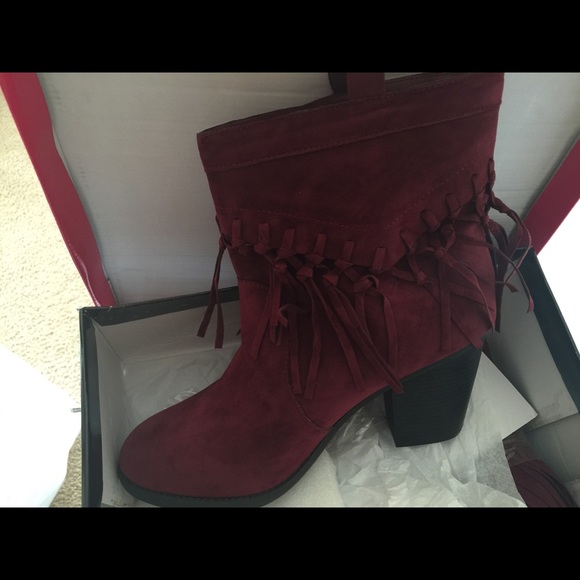 Size 11w fringe suede boots in wine. super cute!💯