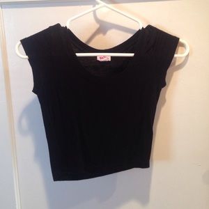 Black shortsleeve crop top