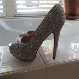 Gorgeous silver pumps!