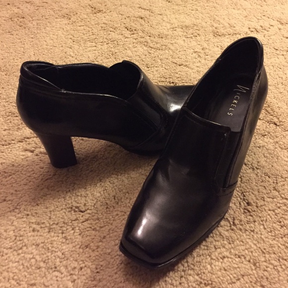 Women's dress shoe in black size 11