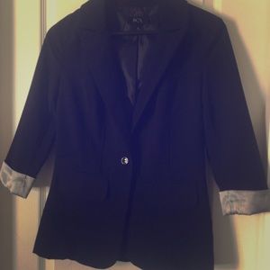 Fitted black blazer!!
