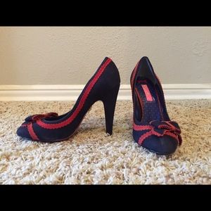 Betsy Johnson heels navy/red