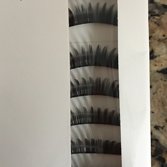 Eye lashes - Picture 2 of 4