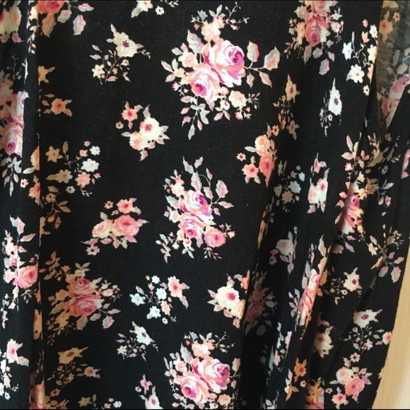 🚫SOLD🚫 on Merc Forever 21 Floral Tank Top Medium - Picture 4 of 4