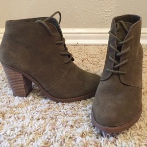 Jessica Simpson heeled bootie olive green