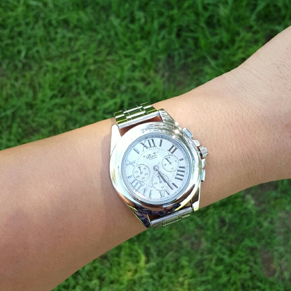 Women's Silver Metal Classic Vintage Wrist Watch