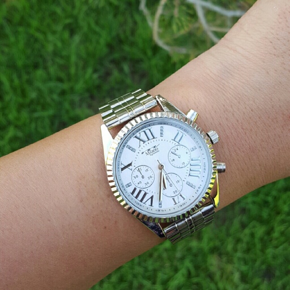 Women's Silver Tone Casual Retro Quartz Wristwatch