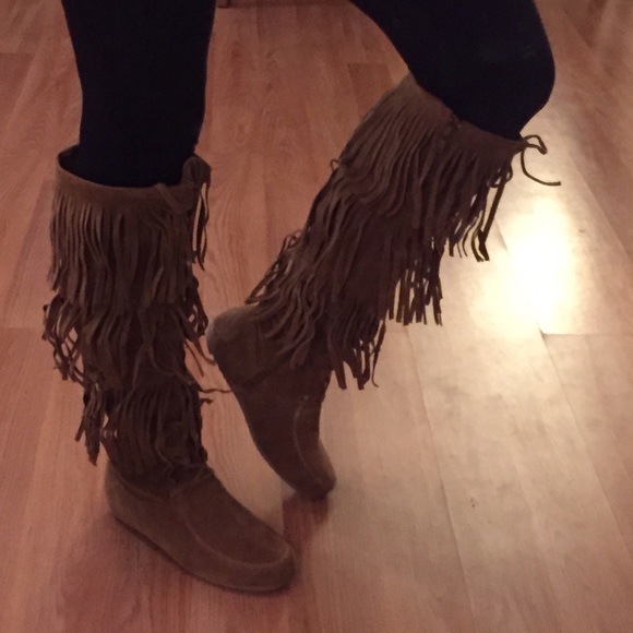 Lace Up Knee High Fringe Boots - Picture 3 of 4
