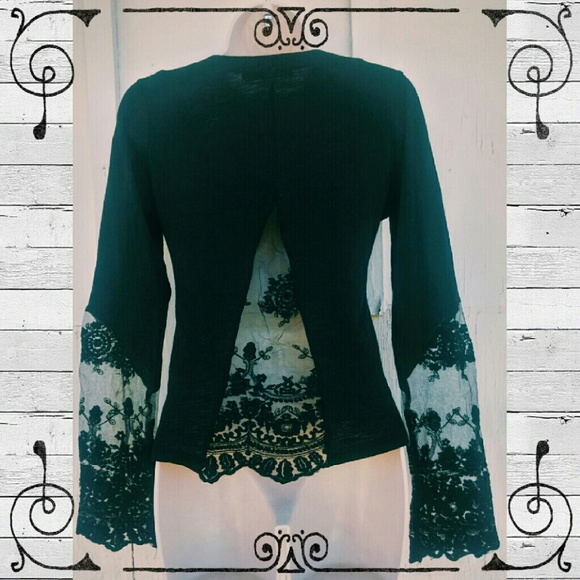 Boutique Tops - ⛔🚫Sold!🚫⛔Back Top Floral Lace Back Detailing