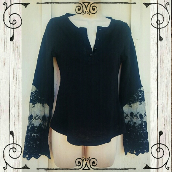 ⛔🚫Sold!🚫⛔Back Top Floral Lace Back Detailing - Picture 2 of 4