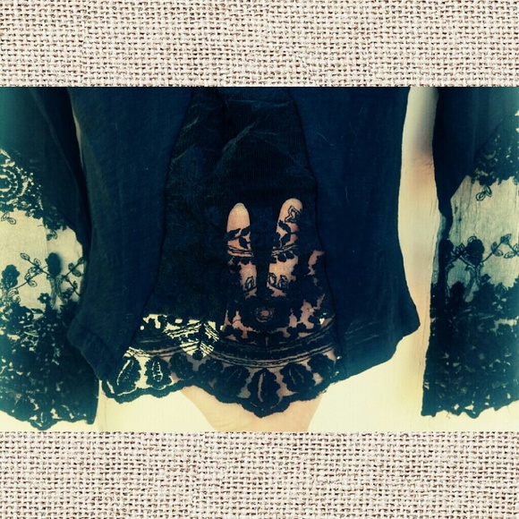 ⛔🚫Sold!🚫⛔Back Top Floral Lace Back Detailing - Picture 3 of 4