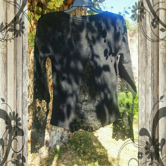 ⛔🚫Sold!🚫⛔Back Top Floral Lace Back Detailing - Picture 4 of 4