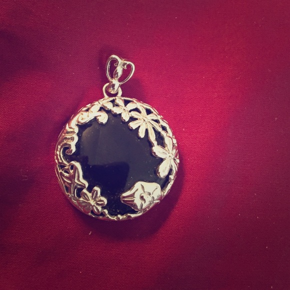 Beautiful, timeless pendent