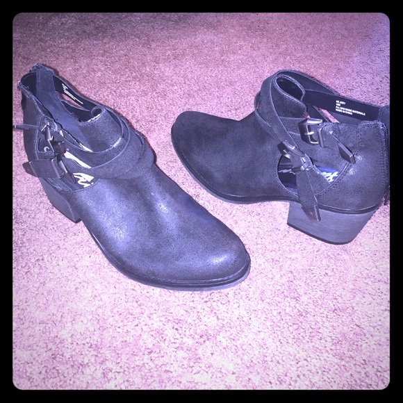 Shoes - BLACK ANKLE BOOTS NWT SIZE 10