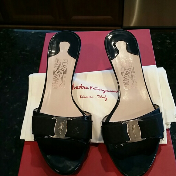 Ferragamo glory black patent 7C