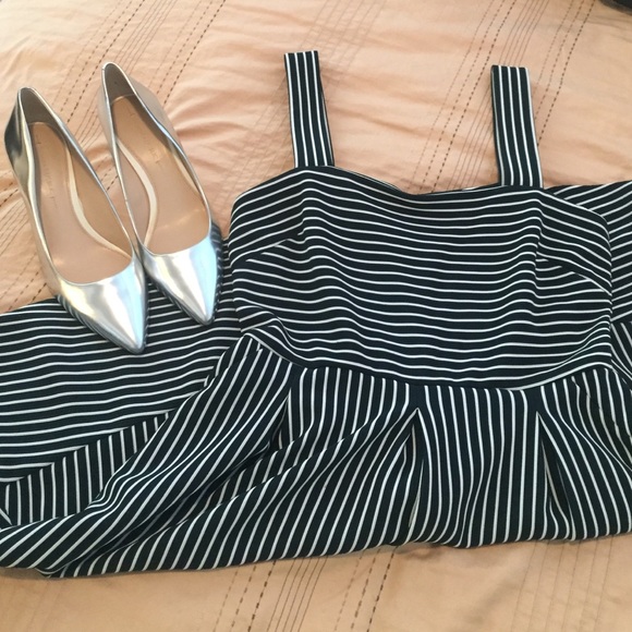 ❌SOLD❌🍀HP 5.25🍀 BANANA REPUBLIC Striped Dress - Picture 2 of 4