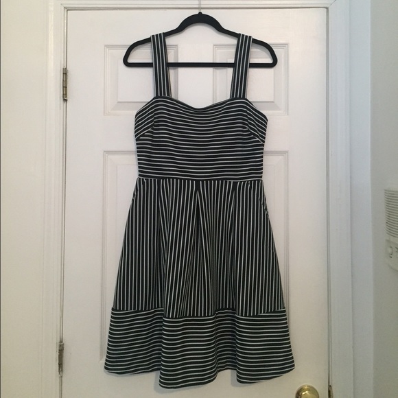 ❌SOLD❌🍀HP 5.25🍀 BANANA REPUBLIC Striped Dress - Picture 4 of 4