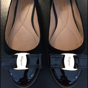 100% Authentic Ferragamo Flats Vara Varina Rolina