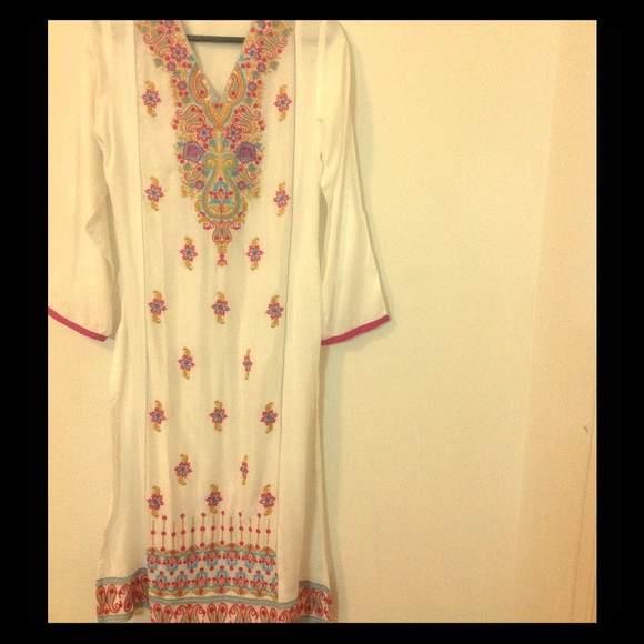 Beautiful white salwar kameez - Picture 1 of 4