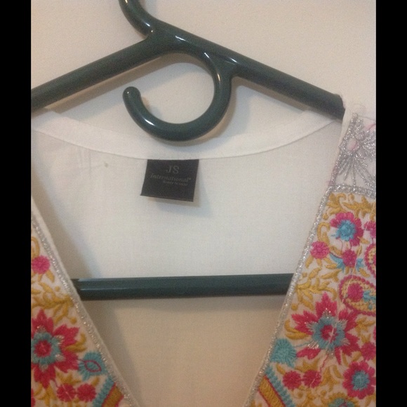 Beautiful white salwar kameez - Picture 2 of 4