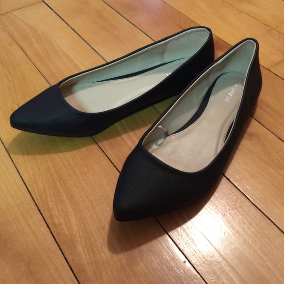 NWOT Classic Black Flats