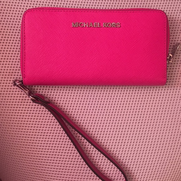 Michael Kors wristlet - Picture 1 of 2