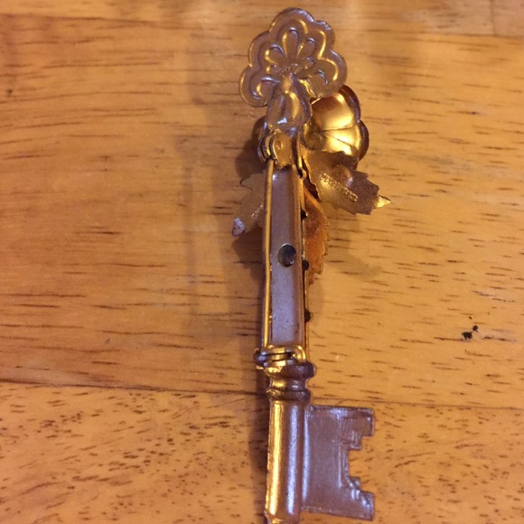 Vintage pat key brooch - Picture 2 of 4