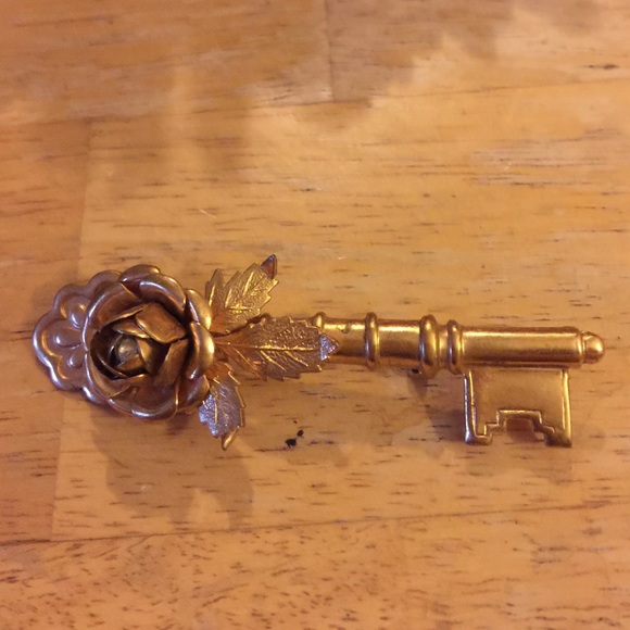 Vintage pat key brooch - Picture 3 of 4