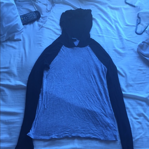 Thin, long sleeve baseball pullover